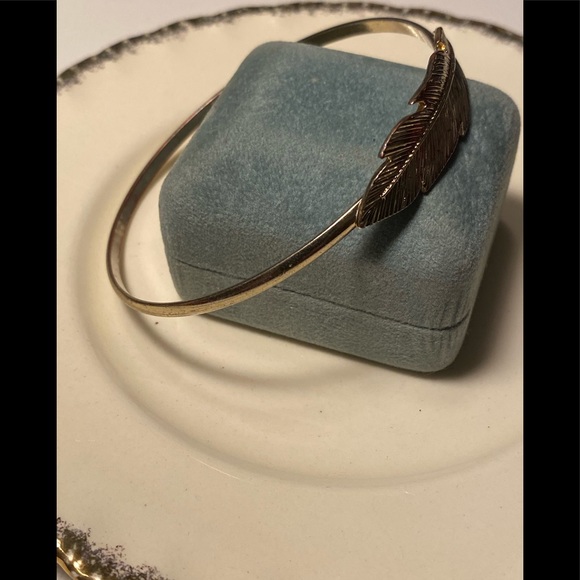 COPY - 💛 Last one!  Beautiful gold ish tone feather bangle. - Picture 7 of 7